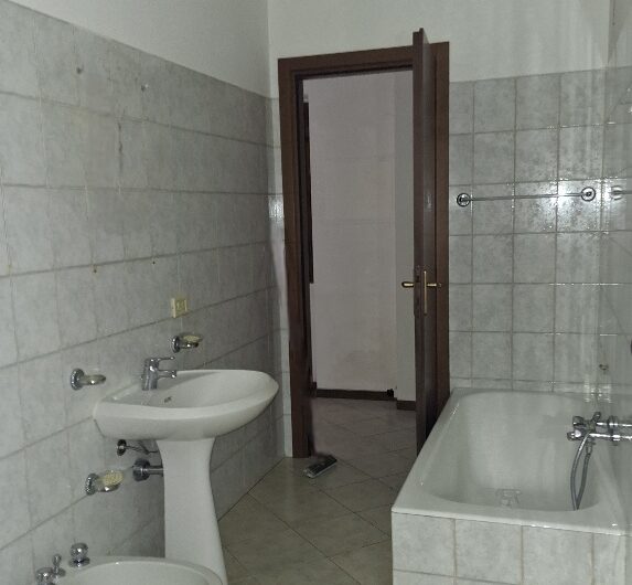 San Martino in Strada, centro paese, 3 locali + servizi