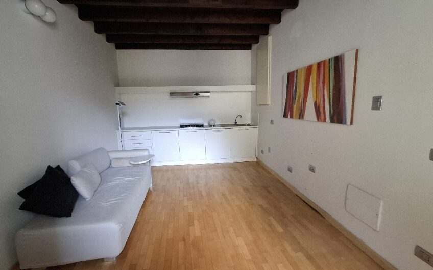 Lodi, Zona Giardini,a due passi dal centro, 2 loc. + cantina
